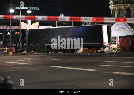 Berlin, Deutschland. 19. Dezember 2016. Ein LKW fuhr am Abend auf dem Berliner Weihnachtsmarkt am Breitscheidplatz in Berlin-Charlottenburg. Es gibt mehrere Tote und Dutzende Verletzte. © Simone Kuhlmey/Pacific Press/Alamy Live-Nachrichten Stockfoto