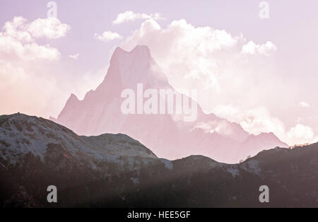 Grandiose Aussicht auf Machapuchare Gipfel (6993 m) bei Sonnenaufgang. Heiligen Berg, Heiligen Wohnstätte des Gott Siva. Nepal, Himalaya. Stockfoto