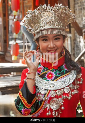 LIJIANG, CHINA - 16. September 2014: unbekannte Naxi Dongba Stamm Mädchen posiert für die Kamera im historischen Zentrum von Lijiang-Stadt, China im September Stockfoto