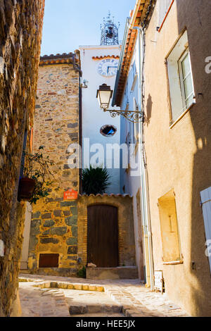 Gasse in dem malerischen Dorf Grimaud, Südfrankreich Stockfoto