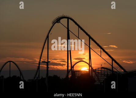 Silhouette der Achterbahn bei Sonnenuntergang Stockfoto