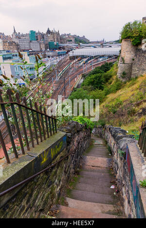 Luftaufnahme über Edinburgh und dem Bahnhof von steilen Treppen Stockfoto