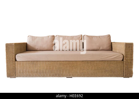 Rattan Sofa mit grauem Kissen isoliert auf weißem Hintergrund. Mit Beschneidungspfad gespeichert Stockfoto