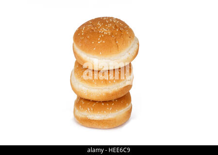 Detailansicht der Fladen Hamburger Brot mit Sesam, isoliert auf weißem Hintergrund hautnah. Stockfoto