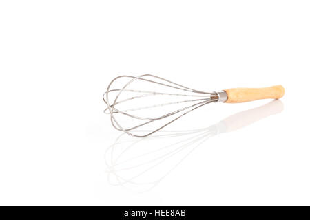 Nahaufnahme Edelstahl Schneebesen isoliert auf weißem Hintergrund Stockfoto