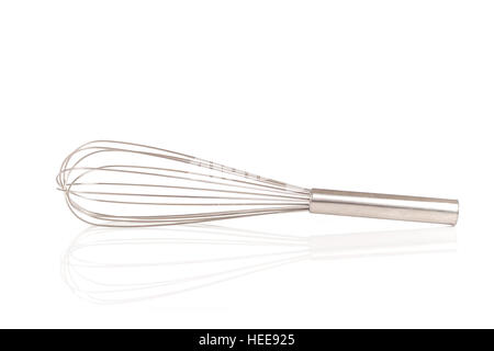 Nahaufnahme Edelstahl Schneebesen isoliert auf weißem Hintergrund Stockfoto