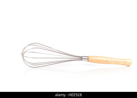 Nahaufnahme Edelstahl Schneebesen isoliert auf weißem Hintergrund Stockfoto