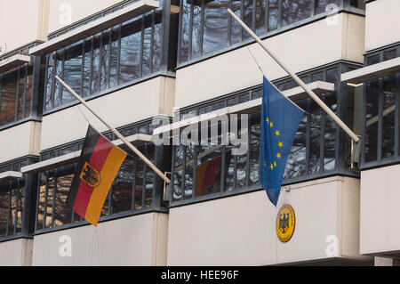 Flaggen wehen auf Halbmast vor der deutschen Botschaft im Zentrum von London nach zwölf Menschen starben, als ein LKW in einen überfüllten Weihnachtsmarkt in Berlin Polizei halte eine absichtliche Terroranschlag wurde gepflügt. Stockfoto