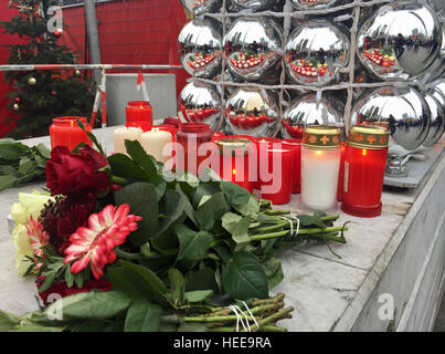 Floral Tribute links nah an der Szene, nachdem ein LKW in einen überfüllten Weihnachtsmarkt außerhalb der Kaiser-Wilhelm-Gedächtniskirche in Berlin, gepflügt, als der LKW bewusst in einem mutmaßlichen Terroranschlag stürzte war die Polizei sagte. Stockfoto