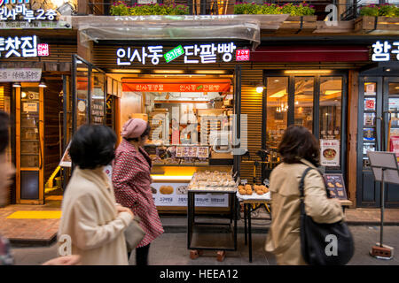 Danpatbbang (Brötchen gefüllt mit süßer roter Bohnenpaste) Bäckerei, Insa-Dong, Jongno-gu, Seoul, Korea Stockfoto