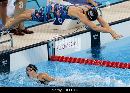 Rio De Janeiro, Brasilien. 6. August 2016.  Team USA-Silber Medaille Sieger Dana Vollmerin beginnend Austausch mit Abtei Weitzeil bei der Frauen 4 x 100m Fre Stockfoto