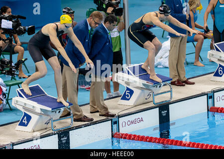 Rio De Janeiro, Brasilien. 6. August 2016. Team Australien gold Medaillengewinner Cate Campbell und Team USA-Silber Medaille Sieger Katie Ledecky ab der eine Stockfoto