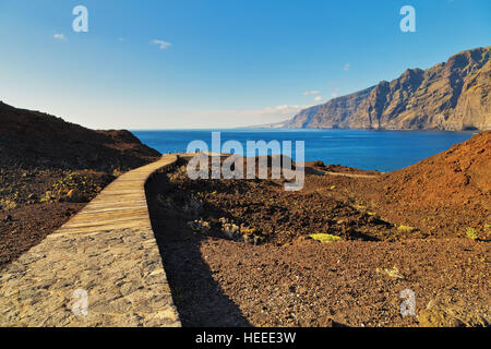 Fußgängerzone mit Blick auf die Berge in der Nähe von Punto Teno Leuchtturm Stockfoto