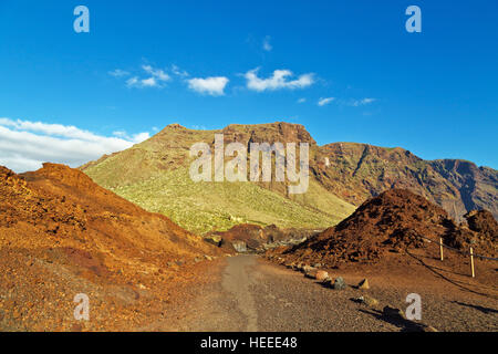 Fußgängerzone mit Blick auf die Berge in der Nähe von Punto Teno Leuchtturm Stockfoto
