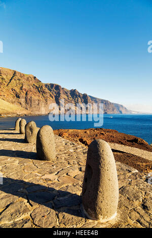 Blick auf Meer und Klippen in der Nähe ein Punto Teno-Leuchtturm. Teneriffa. Kanarischen Inseln. Spanien Stockfoto