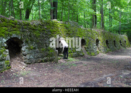 Frau in einer von Hunderten von verlassenen Bienenstock Öfen in Dunlap Historic Park verwendet, um den Bereich Kohle in Koks verwandeln Stockfoto