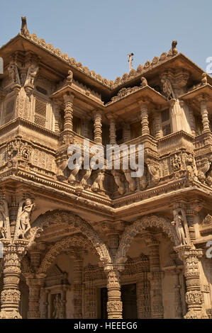 Kunstvoll geschnitzten Mauerwerk des Eingangs zum Hutheesing Tempel in Ahmedabad, Gujarat, Indien. Jain-Tempel gebaut ca. 1848. Stockfoto