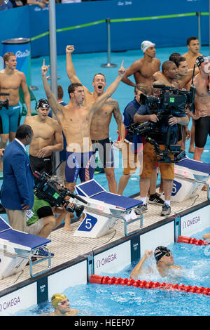 Rio De Janeiro, Brasilien. 7. August 2016.  Team USA-Ryan Held, Nathan Adrian, Michael Phelps, Caeleb Dressel im Wettbewerb bei der Herren 4 x 100m Freistil Re Stockfoto