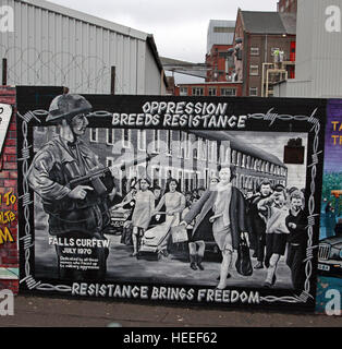 Belfast fällt Rd republikanischen Wandbild - Unterdrückung Rassen Widerstand, Widerstand bringt Freiheit - fällt Sperrstunde Juli 1970 Stockfoto