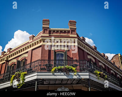 New Orleans, LA, USA - Sept. 12, 2016 - Eckgebäude mit Balkon im French Quarter Stockfoto