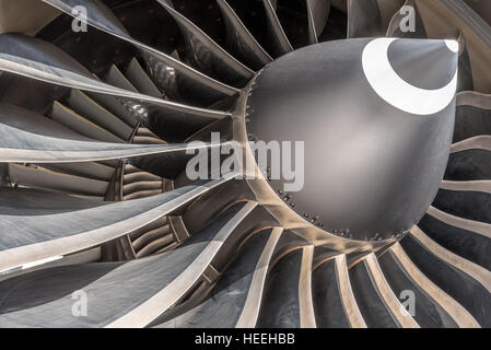 N1 Lüfterflügel auf einen großen General Electric GE90 hohe bypass-Verhältnis Triebwerk große moderne Verkehrsflugzeuge antreiben Stockfoto