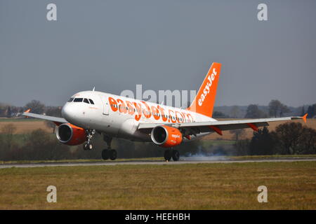 Low-Cost-Airline Easyjet Airbus A319 G-EZGD Landung am Flughafen London Luton, UK Stockfoto