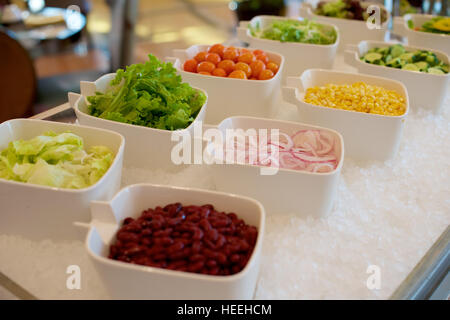 Pflanzliche Inhaltsstoffe auf eine Salatbar in Buffetform Stockfoto