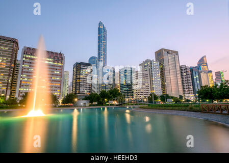 Reflexion von Gebäuden auf Abu Dhabi Corniche eingefangen bei Sonnenuntergang Stockfoto