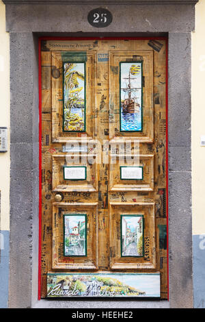 Gemalte Haustür in der alten Stadt von Madeiras Hauptstadt Funchal Stockfoto