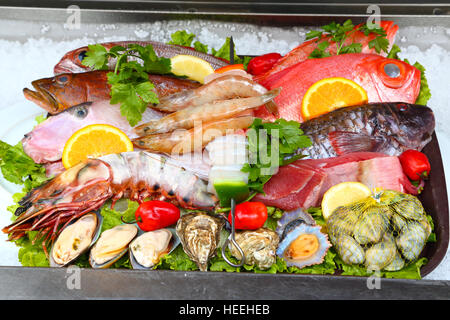 Ein Fisch-Restaurant in der Innenstadt von Funchal auf der Insel Madeira zeigt den Fang des Tages Stockfoto