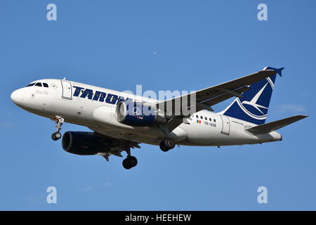 Rumänische TAROM Airbus A318 YR-ASB landet auf dem Flughafen London Heathrow, Vereinigtes Königreich Stockfoto