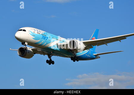 China Southern Airlines Boeing 787-8 Dreamliner B-2733 landet auf dem Flughafen London Heathrow, Vereinigtes Königreich Stockfoto