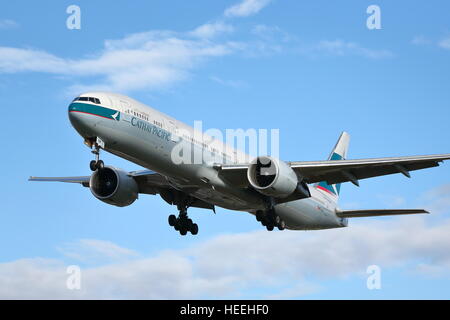 Cathay Pacific Boeing 777-300(ER) B-KQM landet auf dem Flughafen London Heathrow, Vereinigtes Königreich Stockfoto