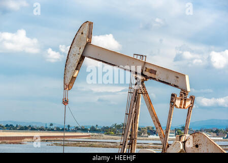 Ölquelle Pumpe Buchse an der kalifornischen Küste Stockfoto