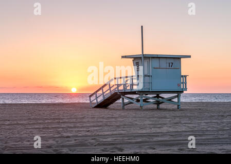 Sonnenuntergang über einer Rettungsschwimmer-Hütte am Strand von Santa Monica in Kalifornien Stockfoto