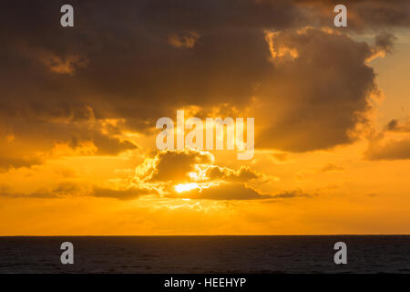 Sonnenuntergang über dem Ozean, Atlantik Küste Kap Spartel in der Nähe von Tanger, Marokko Stockfoto