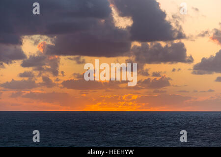 Sonnenuntergang über dem Ozean, Atlantik Küste Kap Spartel in der Nähe von Tanger, Marokko Stockfoto
