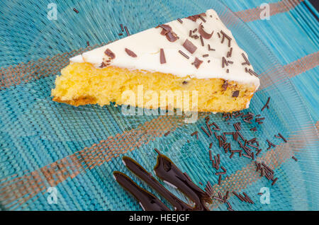 Glasierte Kuchen Keil mit Schokostreuseln dekoriert Stockfoto