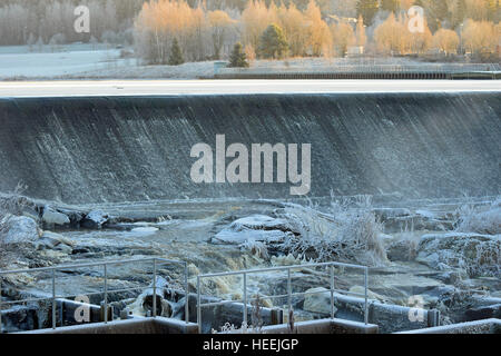 Halistenkoski Stromschnellen, Fluss Aura, Turku, Finnland am Dezember. Stockfoto