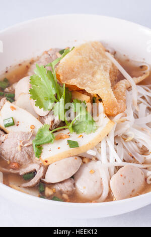 Klare Suppe Nudeln mit Fisch ball Stockfoto