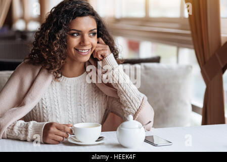 Positive Afroamerikanerfrau die Tasse Tee zu genießen Stockfoto