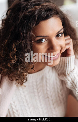 Fröhliche angenehme afroamerikanische Frau lächelnd Stockfoto