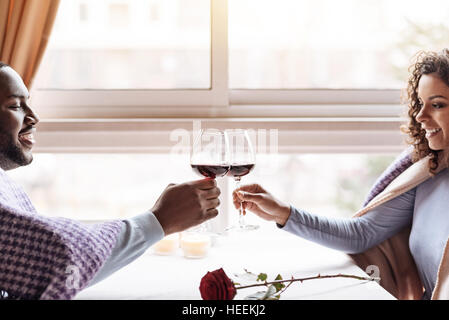 Afrikanische amerikanische Brautpaar trinken Wein im restaurant Stockfoto