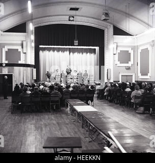 1965, drapiert Geschichtsbild von konservative Partei Politiker Enoch Powell einen Redebeitrag der Borough Assembly Hall (BAH) in Aylesbury, England, Vereinigtes Königreich, mit einem Union Jack-Flagge auf dem Tisch. Stockfoto