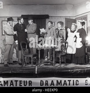 1965, Bühne historische, Amateur Dramatics, Gruppe von Amateur-Theater-Schauspieler auf Durchführung eines Spiels, England, UK. Stockfoto