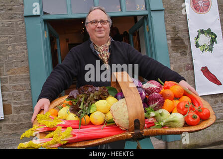 Charlie & Anna Hicks mit ihrer unabhängigen Gemüsehändler Shop in Hay-on-Wye, Powys, Wales, UK. Stockfoto