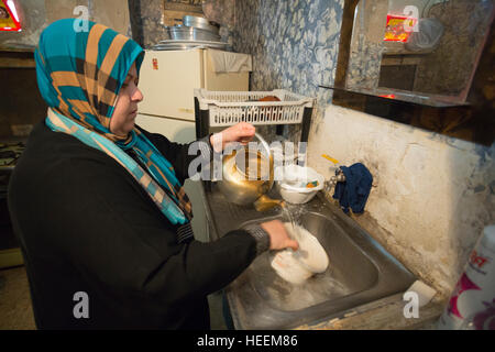 Familien-Kampf, Trinkwasser in die Stadt Zarqa, Jordanien zu rationieren. Stockfoto