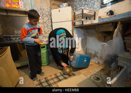 Familien-Kampf, Trinkwasser in die Stadt Zarqa, Jordanien zu rationieren. Stockfoto