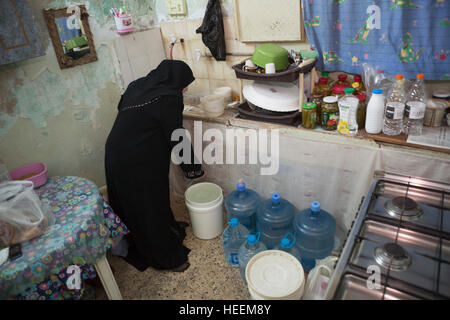 Familien-Kampf, Trinkwasser in die Stadt Zarqa, Jordanien zu rationieren. Stockfoto