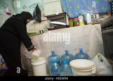 Familien-Kampf, Trinkwasser in die Stadt Zarqa, Jordanien zu rationieren. Stockfoto